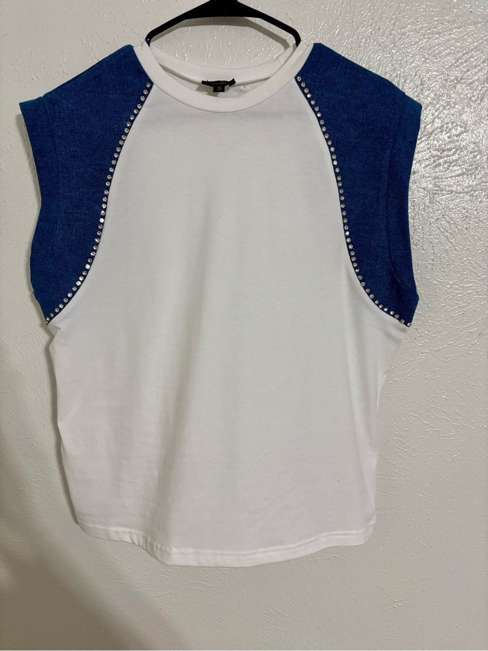 ❤️‍🩹 Ontwelfth White Tee with Blue Studded Raglan Sleeves M